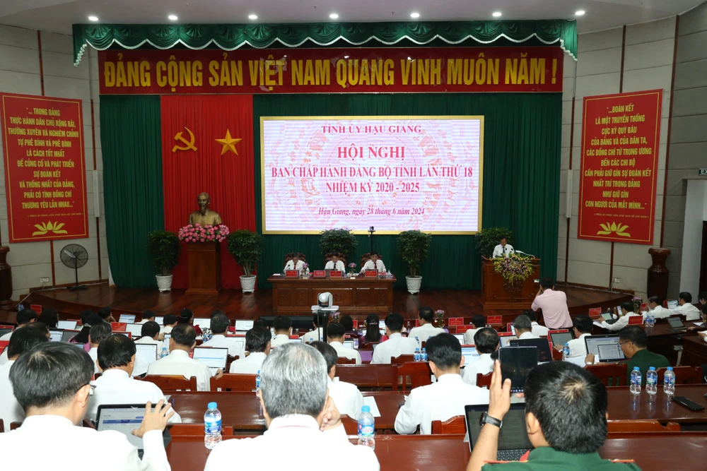Báo cáo tại hội nghị cho thấy 6 tháng đầu năm 2024, Hậu Giang tăng trưởng kinh tế ở mức khá, đứng thứ hai vùng đồng bằng sông Cửu Long. Ảnh: DUY BA 6 tháng đầu năm 2024, Hậu Giang tăng trưởng kinh tế ở mức khá, đứng thứ hai vùng đồng bằng sông Cửu Long.