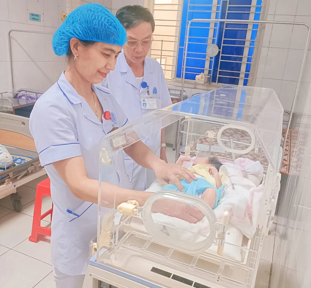 Bé sơ sinh bị bỏ rơi đang được chăm sóc tại Trung tâm Y tế huyện Thạch Hà. Ảnh: K.MAI Phát hiện bé trai sơ sinh bỏ trong bao tải ở bờ ruộng