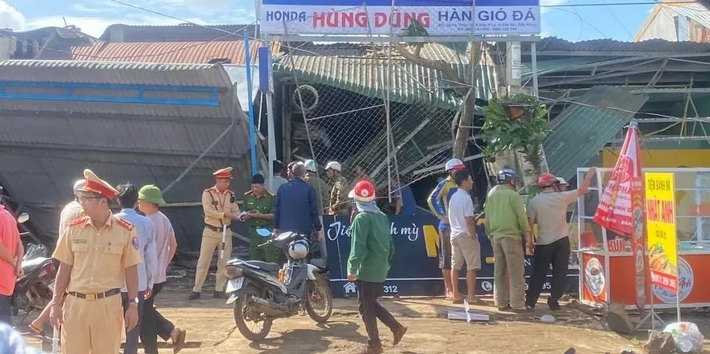 Lực lượng chức năng có mặt tại khu vực xảy ra vụ xe container lao vào nhà dân. Ảnh: T.B Xe container lao vào nhà dân ở Đắk Nông làm hai người tử vong