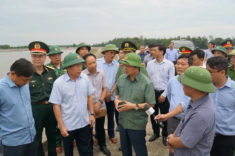 Phó Thủ tướng Trần Hồng Hà và đoàn công tác kiểm tra công tác phòng, chống bão số 3 tại TP Hải Phòng. Ảnh: NGỌC SƠN 2CD17787-B51B-4186-A7C4-1CA50F685B29.jpeg