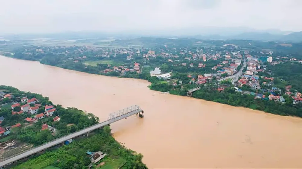 Cầu Phong Châu bị đổ trụ T7 và sập hai nhịp chính T6 và T7 cau 3.jpg