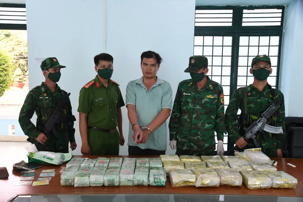 Lý Minh Thương bị BĐBP tỉnh Tây Ninh cùng các lực lượng bắt giữ cùng 30 kg ma tuý đá. Ảnh: VT D0DFE53E-6A19-4A7A-B2F3-5CFE4AA33300.jpeg
