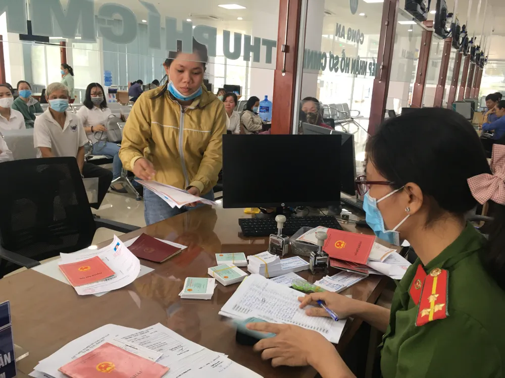 Chủ tịch Bến Tre chỉ đạo rà soát hạ tầng, trang thiết bị kỹ thuật cho hoạt động chuyên môn của Trung tâm Phục vụ hành chính công trên cơ sở kế thừa sử dụng các trang thiết bị của Bộ phận một cửa các cấp hiện có. Ảnh: bentre.gov.vn