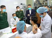 Cận cảnh tiêm mũi vaccine COVID-19 đầu tiên tại Việt Nam