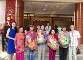Người làm nghệ thuật quyết bám trụ giữa COVID-19 ảnh 3 NSƯT Trịnh Kim Chi trao quà Tết tại Khu dưỡng lão nghệ sĩ