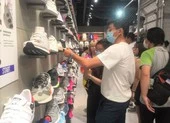 Nỗi lo bong bóng nhà đất, chứng khoán ảnh 2 Việt Nam trở thành 'công xưởng' sản xuất giày dép thế giới