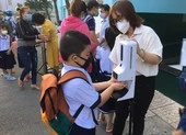 F0 bủa vây trường học, phụ huynh chật vật giữ con ở nhà ảnh 2 TP.HCM cho học sinh F1 được test nhanh ở nhà, gửi ảnh kết quả cho giáo viên