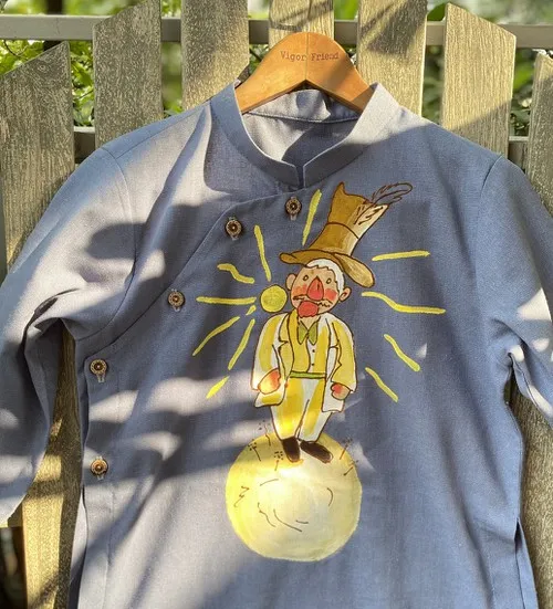 Vẽ lên áo dài hình ảnh “dế mèn phiêu lưu ký” và “hoàng tử bé” ảnh 8