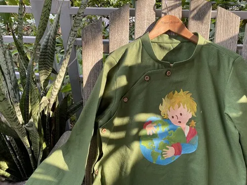 Vẽ lên áo dài hình ảnh “dế mèn phiêu lưu ký” và “hoàng tử bé” ảnh 9