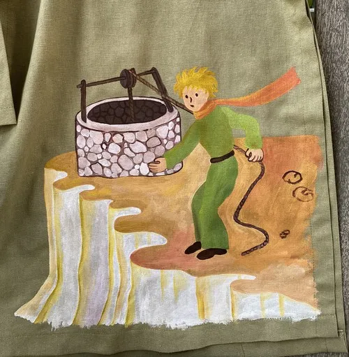 Vẽ lên áo dài hình ảnh “dế mèn phiêu lưu ký” và “hoàng tử bé” ảnh 10