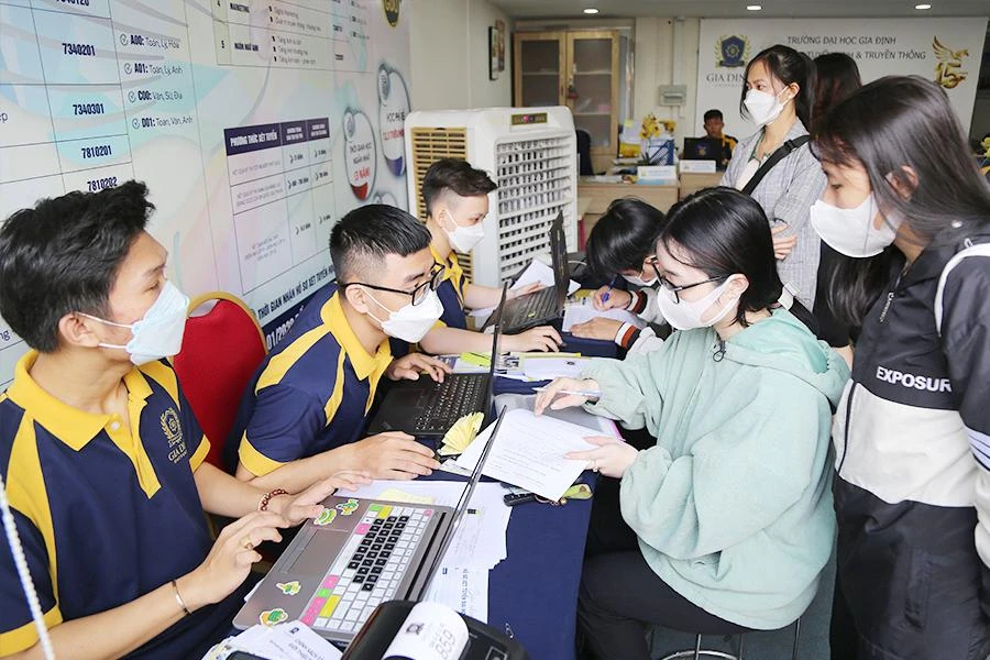 Thí sinh trúng tuyển xác nhận nhập học tại các cơ sở đào tạo ở TP.HCM trong đợt 1 vừa qua. Ảnh: HOÀNG GIANG