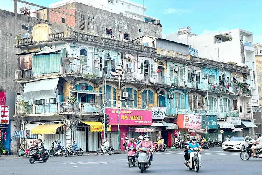 TP.HCM hiện có nhiều chung cư cũ, xuống cấp cần được cải tạo hoặc xây mới. Ảnh: VIỆT HOA