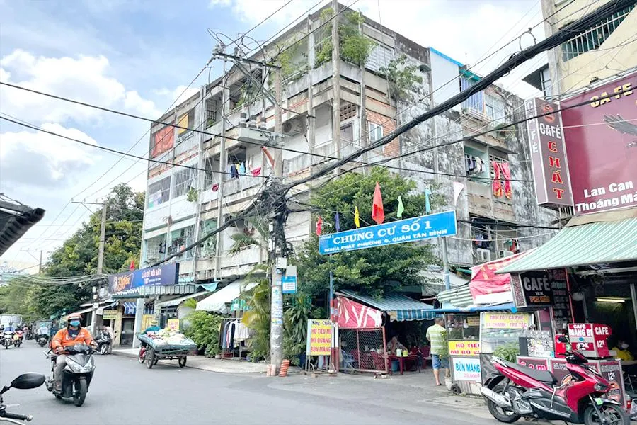 TP.HCM hiện có nhiều chung cư cũ, xuống cấp cần được cải tạo hoặc xây mới. Ảnh: VIỆT HOA