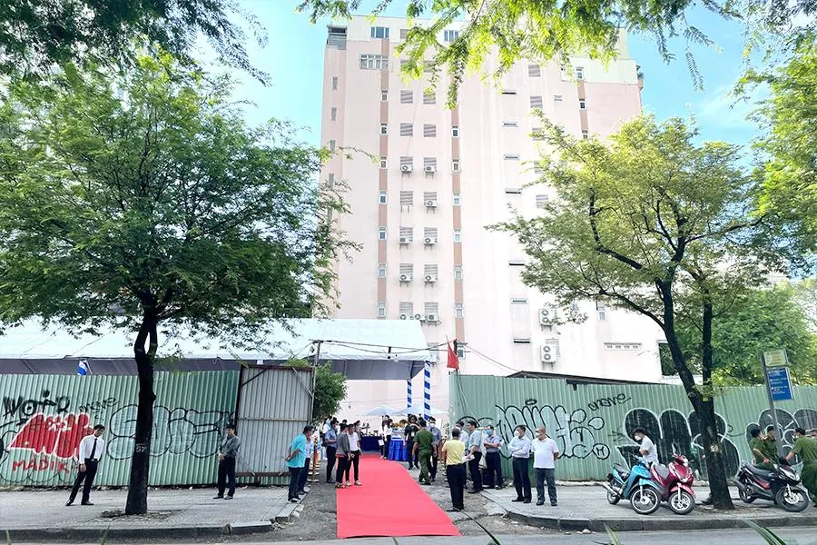 Chung cư cũ số 23 Lý Tự Trọng được khởi công xây mới hôm 2-9. Ảnh: VIỆT HOA