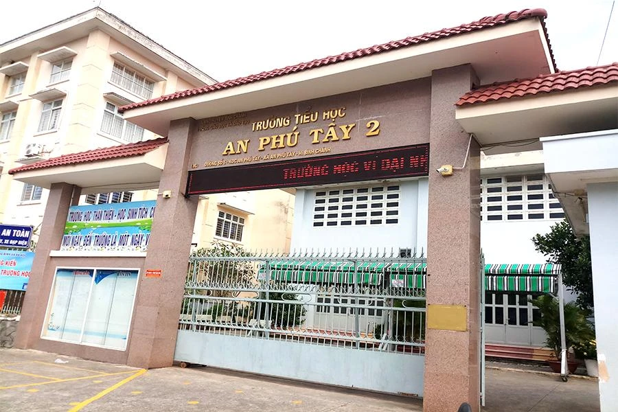 Trường An Phú Tây 2 yêu cầu phụ huynh không cho con tiêm vaccine phải ký vào bản cam kết. Ảnh: THỤC ĐOAN Trường An Phú Tây 2 yêu cầu phụ huynh không cho con tiêm vaccine phải ký vào bản cam kết. Ảnh: THỤC ĐOAN