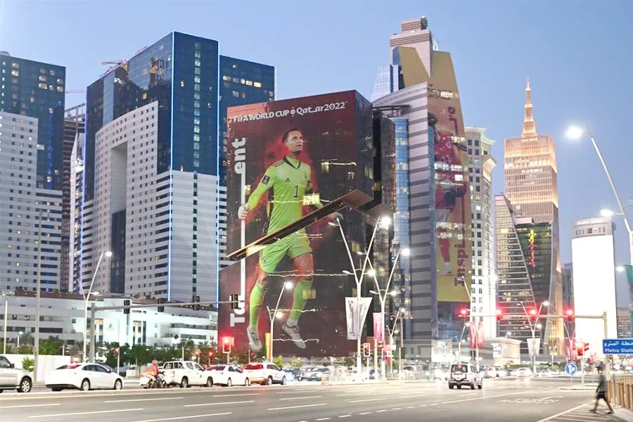Poster thủ môn đội tuyển Đức Manuel Neuer xuất hiện trên một tòa nhà tại West Bay, Doha - Qatar trước thềm Wolrd Cup 2022. Ảnh: GETTY IMAGES