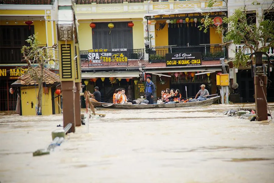 Nhiều tuyến đường ở TP Hội An bị ngập sâu, người dân phải di chuyển bằng ghe trong phố. Ảnh: THANH NHẬT