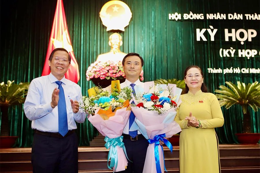 Lãnh đạo TP.HCM chúc mừng ông Bùi Xuân Cường, tân Phó Chủ tịch UBND TP.HCM. Ảnh: NGUYỆT NHI