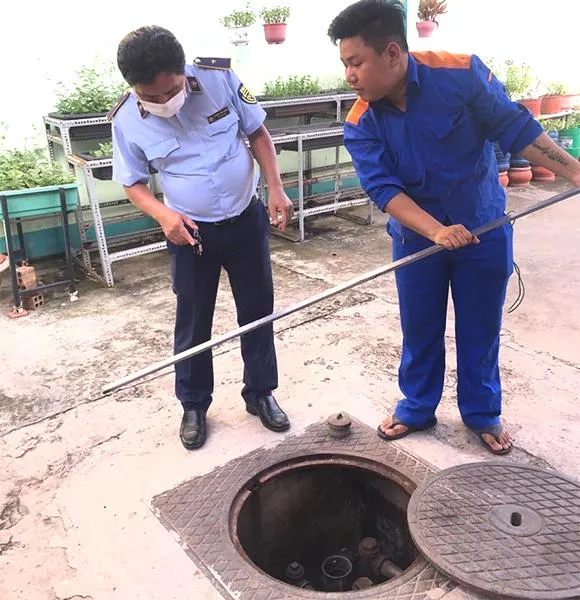 Lực lượng chức năng kiểm tra, đo bồn tại một số cây xăng trên địa bàn TP.HCM. Ảnh: TL