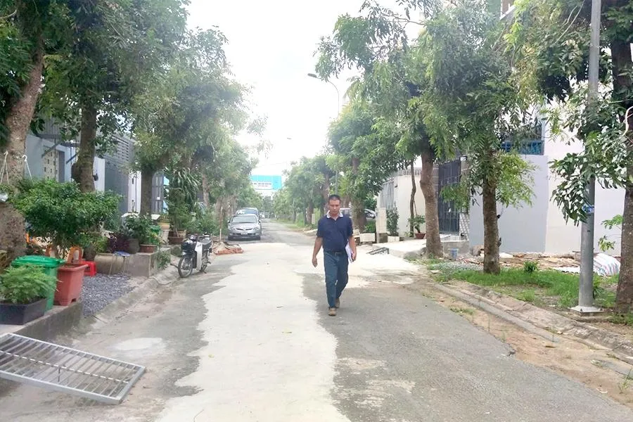 Người dân sống tại lô A, B khu dân cư 13C mong được sớm cấp sổ hồng. Ảnh: NGUYỄN HIỀN