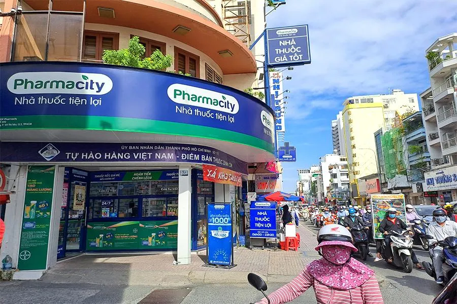 Các chuỗi nhà thuốc lớn, hiện đại xuất hiện ngày càng nhiều trên các con phố tại TP.HCM. Ảnh: THU HÀ