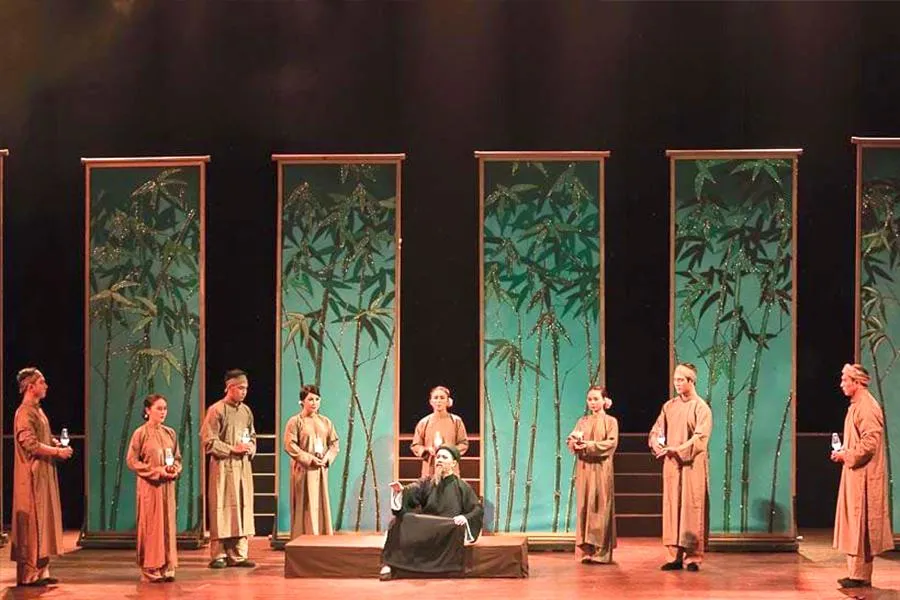 NSƯT Thành Lộc vai cụ Đồ Chiểu trong vở Tiên Nga. Ảnh: IDÉCAF