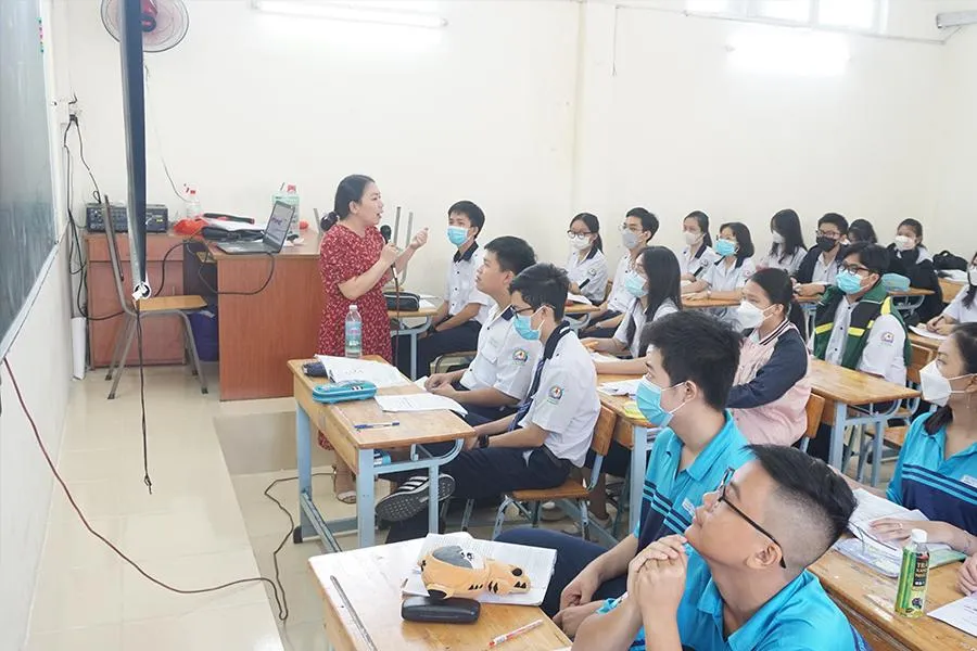 Học sinh lớp 10A11 và 10A4 Trường THPT Bùi Thị Xuân, quận 1 học ghép môn sinh. Ảnh: NGUYỄN QUYÊN