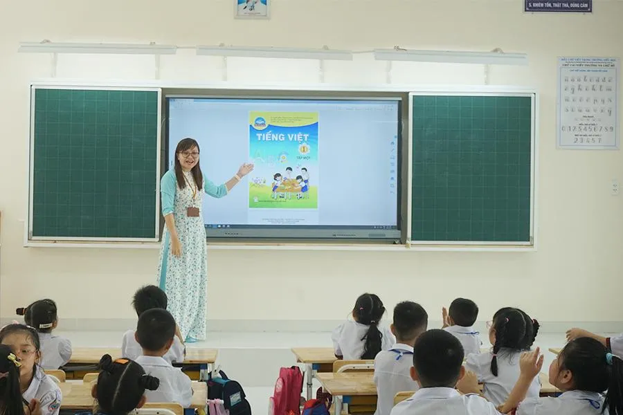Giáo viên Trường Tiểu học Lương Thế Vinh, quận Bình Tân sử dụng bảng tương tác thông minh trong dạy học. Ảnh: NGUYỄN QUYÊN