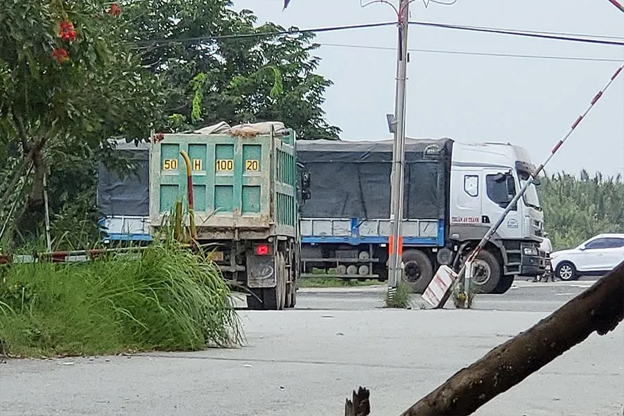 Xe ben 50H-100.20 có thùng cao bất thường trên đường vào một công trình ở đường vành đai 2. Ảnh: T.SANG