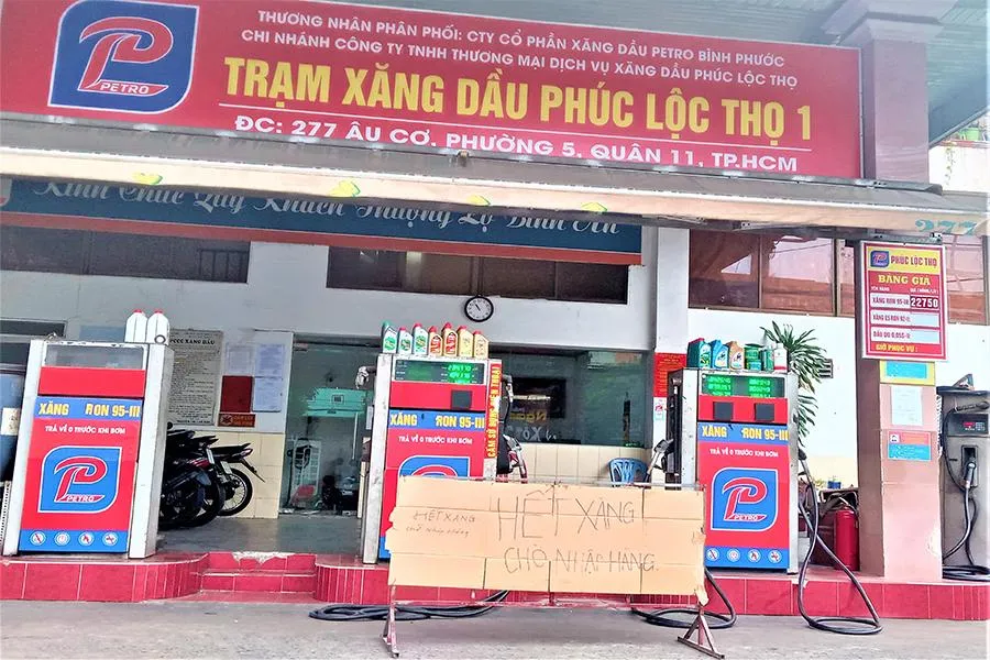 Một cây xăng tại TP.HCM treo bảng hết xăng, chờ nhập hàng. (Ảnh chụp ngày 3-11) Ảnh: TÚ UYÊN