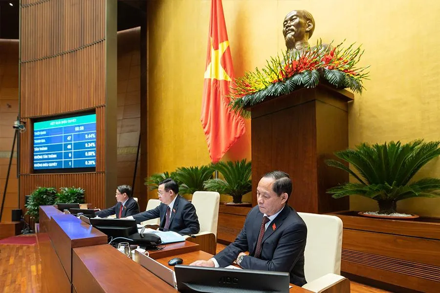 các đại biểu Quốc hội bấm nút, biểu quyết thông qua Nghị quyết về kế hoạch phát triển kinh tế - xã hội năm 2023