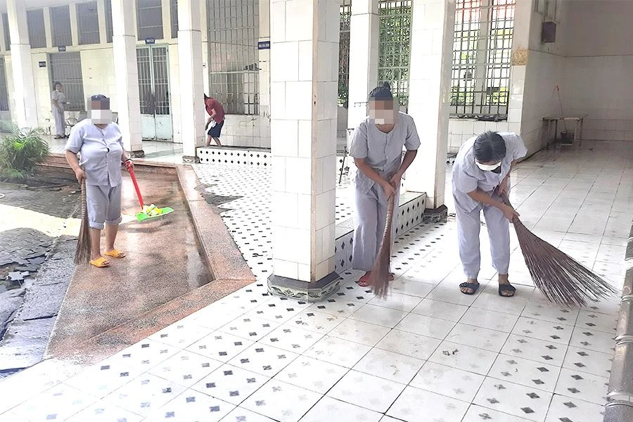 Các nữ bệnh nhân tâm thần quét dọn nhà cửa để dần phục hồi trí nhớ. Ảnh: TRẦN NGỌC
