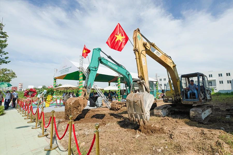 Lễ khởi công dự án nhà ở xã hội theo mô hình của Singapore và phối cảnh dự án khi hoàn thành. Ảnh: KIÊN CƯỜNG