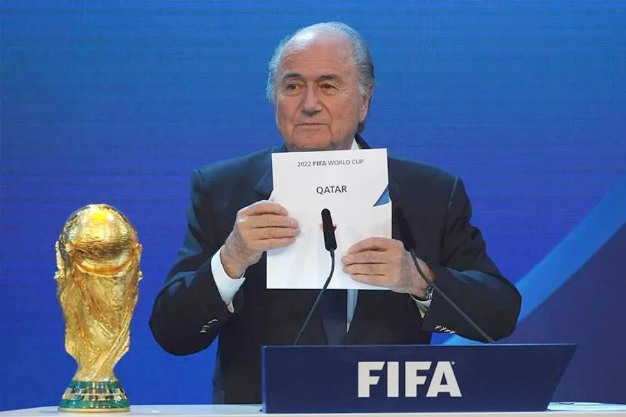 12 năm trước, ngày 2-12-2010, chủ tịch FIFA Sepp Blatter công bố Qatar giành quyền đăng cai World Cup. Ảnh: FIFA