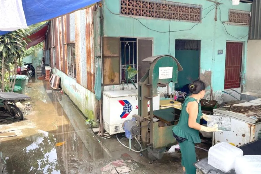 Nhà cửa xuống cấp nhưng người dân không được sửa chữa do đã có thông báo thu hồi đất. Ảnh: VIỆT HOA