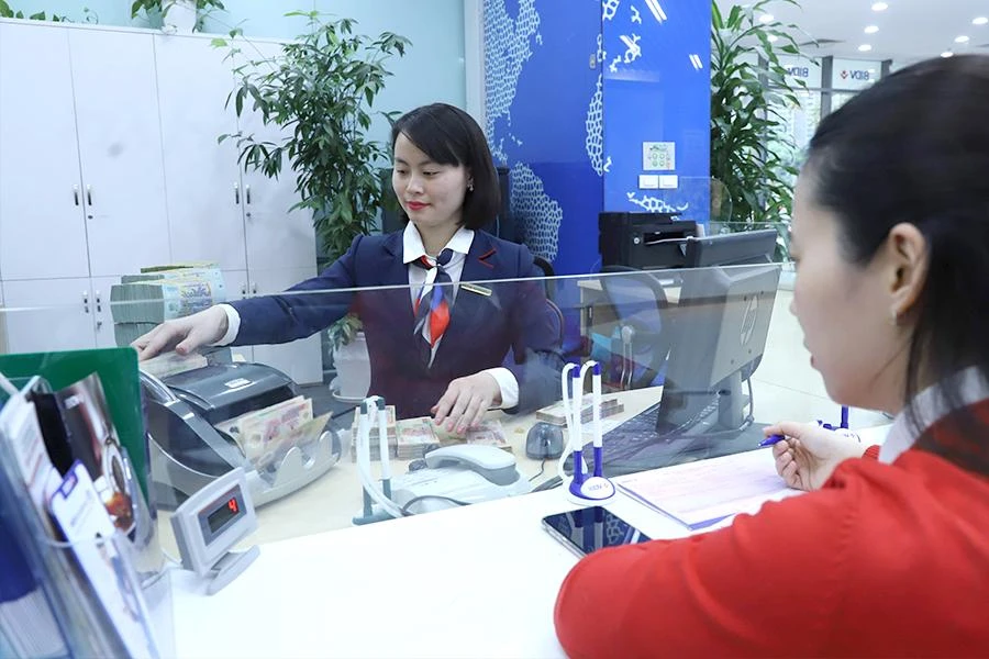 Các ngân hàng tăng mạnh lãi suất huy động trong thời gian qua để thu hút khách hàng gửi tiền, kể cả các đại gia. Ảnh: TL