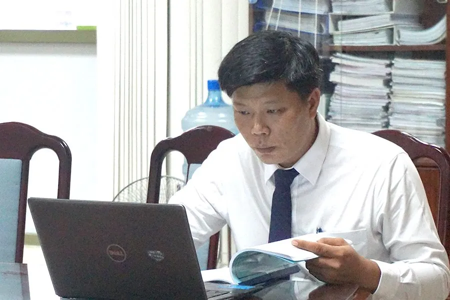 Thầy Nguyễn Hoàng Tấn, giáo viên Trường THPT Nguyễn Khuyến (quận 10), chuẩn bị trước vòng thi trình bày đề án. Ảnh: NGUYỄN QUYÊN