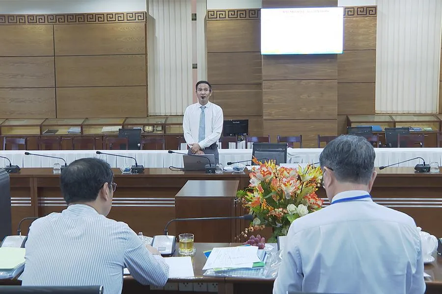 Thầy Phạm Hải Dương, giáo viên Trường THPT An Nghĩa (huyện Cần Giờ), trình bày đề án trước hội đồng giám khảo. Ảnh: NGUYỄN QUYÊN