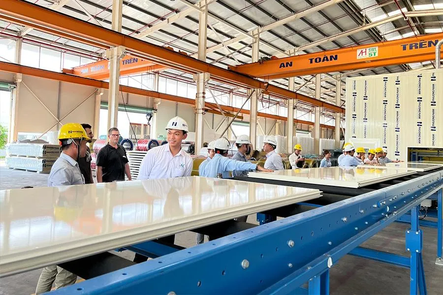 Miền Bắc có hơn 30 doanh nghiệp đầu tư dây chuyền sản xuất tấm panel. Ảnh: Q.HUY