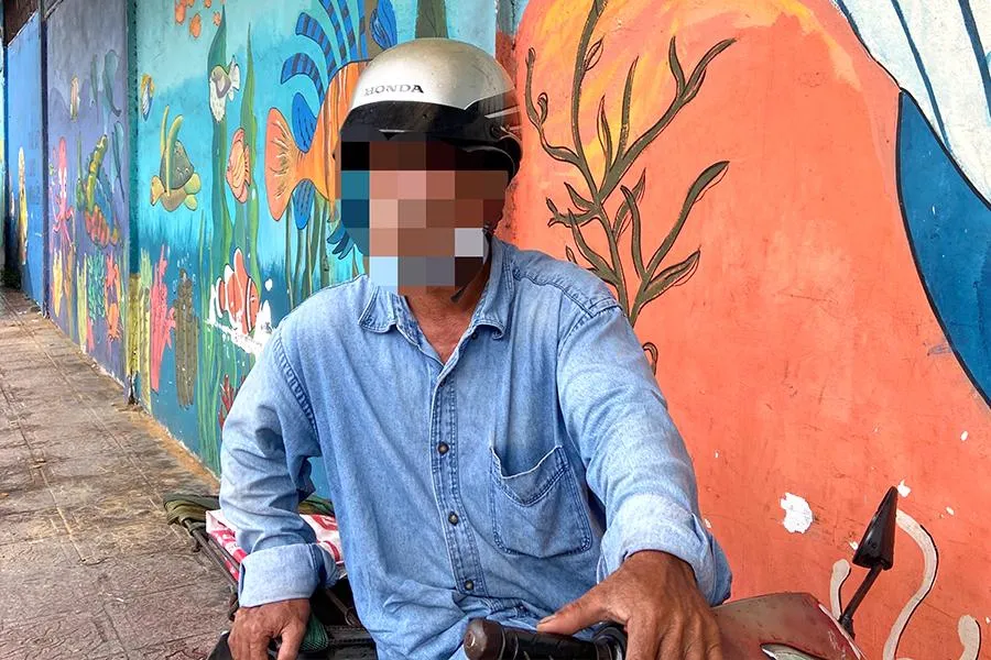 Ông TTM, làm nghề chạy xe ôm ở quận Bình Thạnh, kể lại việc bị hăm dọa khi khuyên các thanh niên không nên vẽ bậy. Ảnh: HUỲNH THƠ