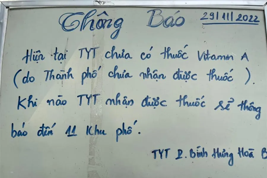Trạm Y tế phường Bình Hưng Hòa B, quận Bình Tân thông báo chưa có vitamin A. Ảnh: TRẦN NGỌC Trạm Y tế phường Bình Hưng Hòa B, quận Bình Tân thông báo chưa có vitamin A. Ảnh: TRẦN NGỌC