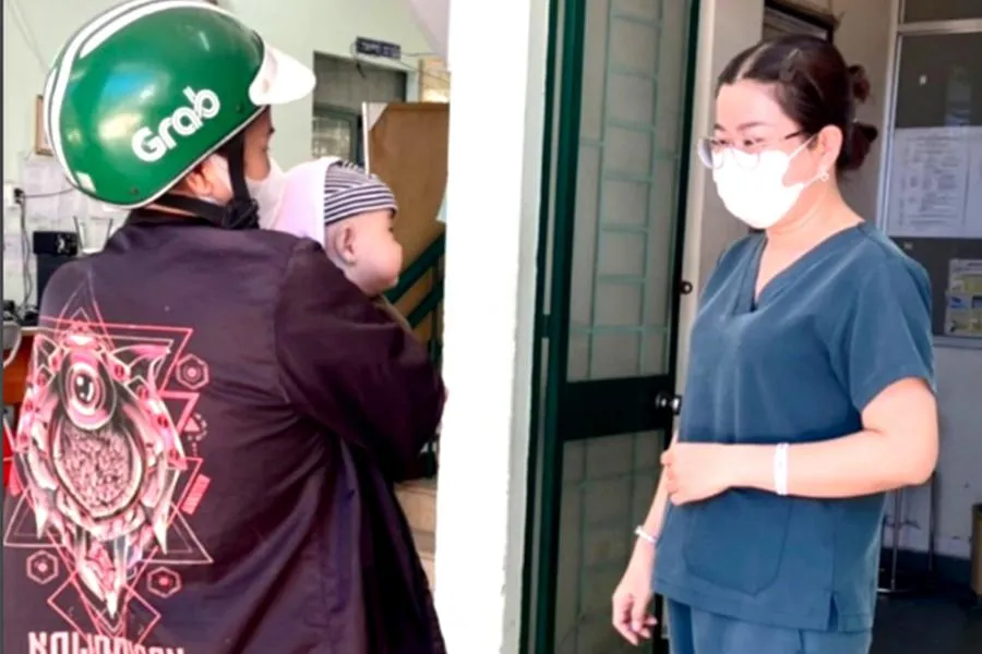 Một phụ huynh đưa con nhỏ tới Trạm Y tế phường Bình Hưng Hòa B, quận Bình Tân uống vitamin A nhưng không có. Ảnh: TRẦN NGỌC Một phụ huynh đưa con nhỏ tới Trạm Y tế phường Bình Hưng Hòa B, quận Bình Tân uống vitamin A nhưng không có. Ảnh: TRẦN NGỌC