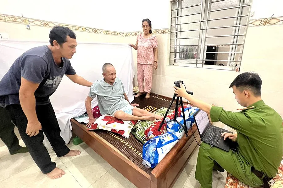 Công an thị xã Tân Uyên đến tận nhà làm CCCD cho người già, người có bệnh vào cuối tuần. Ảnh: LÊ ÁNH Công an thị xã Tân Uyên đến tận nhà làm CCCD cho người già, người có bệnh vào cuối tuần. Ảnh: LÊ ÁNH