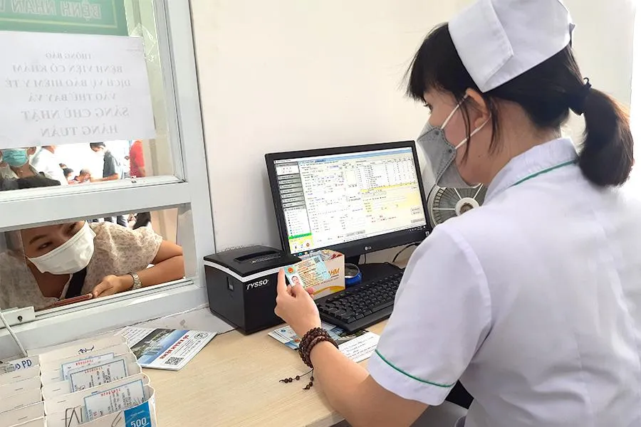 Bệnh nhân diện bảo hiểm y tế đăng ký khám bằng CCCD gắn chip tại BV quận 11 (TP.HCM). Ảnh: TRẦN NGỌC