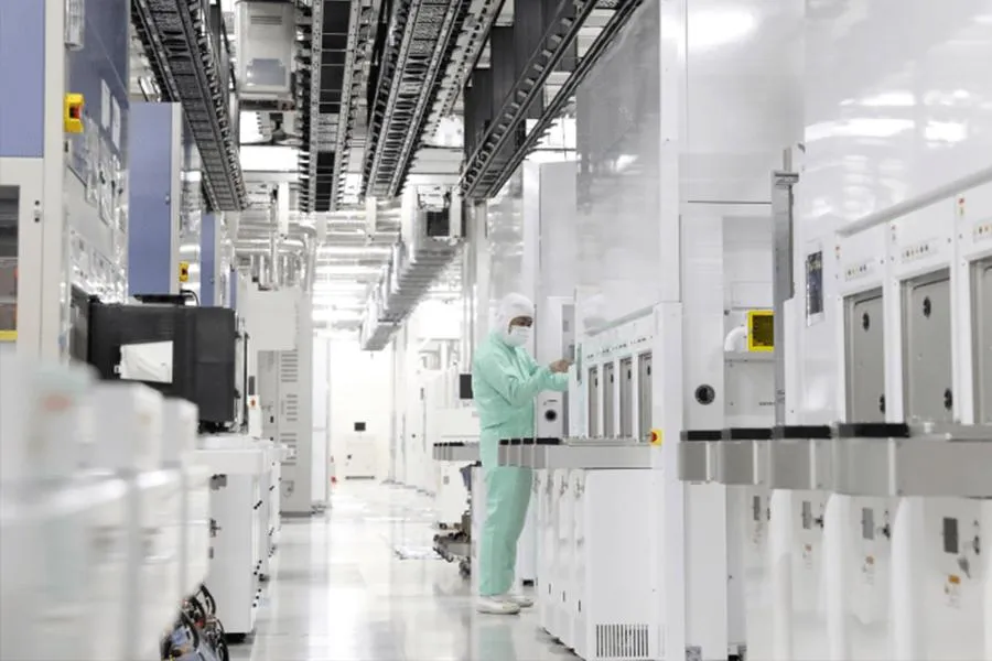 Một dây chuyền sản xuất chip bán dẫn của Công ty công nghệ liên doanh Mỹ - Nhật Kioxia ở Trung Quốc hồi tháng 9. Ảnh: AFP