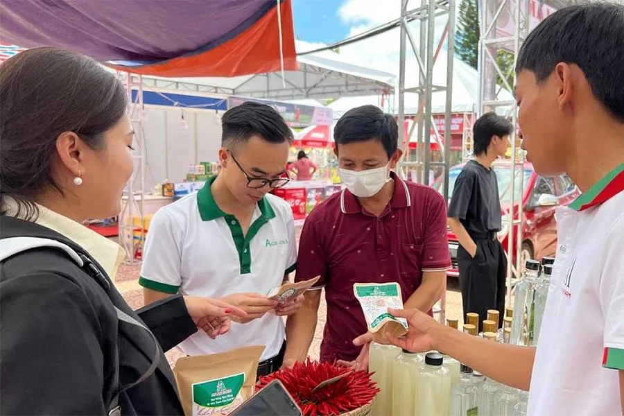 Sản phẩm của các startup nông nghiệp sạch tham dự hội chợ. Ảnh: THU HÀ