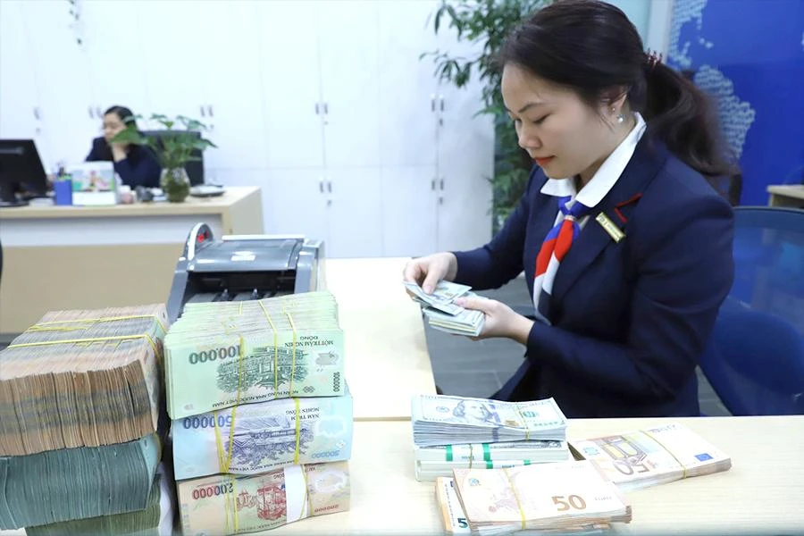 Giá USD ở ngân hàng thương mại và thị trường tự do lao dốc trong thời gian gần đây. Ảnh: TL