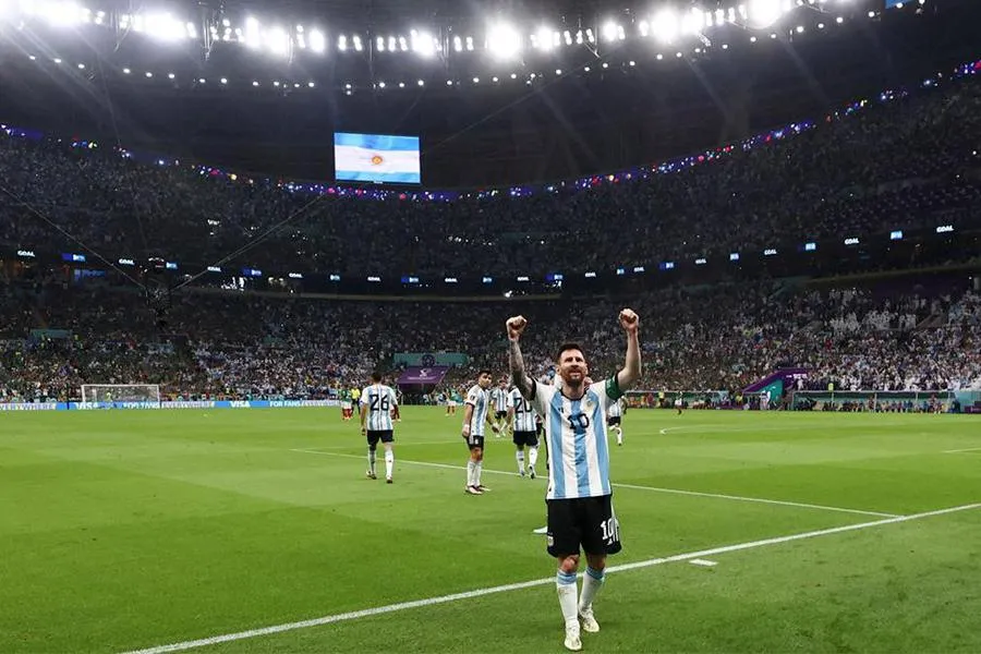 Không chỉ bóng đá Argentina mà cả thế giới sẽ nhớ anh, nhớ chàng cầu thủ nhỏ người nhưng có cái chân trái ma thuật mang hình bóng của “cậu bé vàng” Maradona. Ảnh: GETTY IMAGES