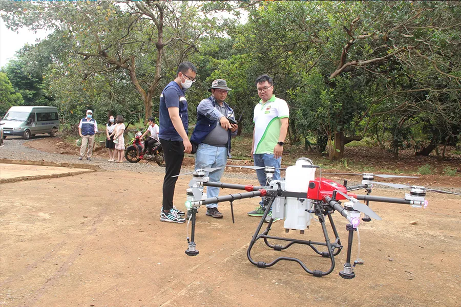 Máy bay không người lái được ứng dụng trong việc phun thuốc bảo vệ thực vật cho nông trại. Ảnh: THU HÀ