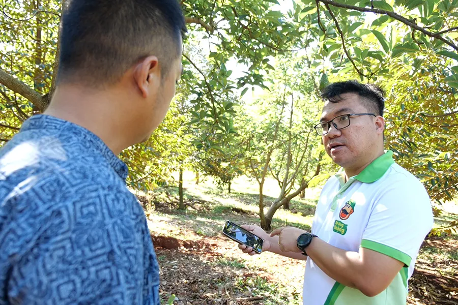 Ông Đặng Dương Minh Hoàng (bên phải), Giám đốc HTX Dịch vụ nông nghiệp số Bình Phước, làm việc với cộng sự. Ảnh: THU HÀ